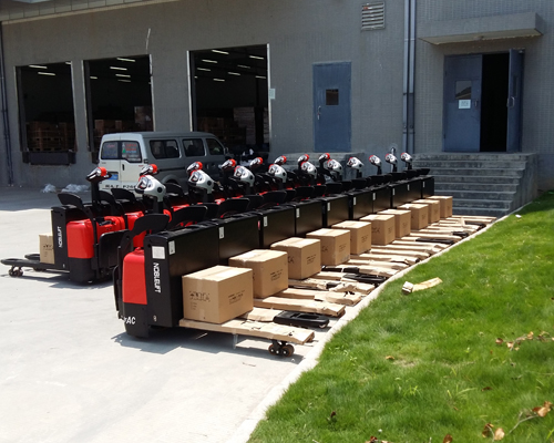 選擇電動叉車時需要考慮哪些關鍵因素？如何根據實際需求進行合理選型？