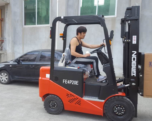 進口啤酒批發點平衡重2噸叉車客戶試車中